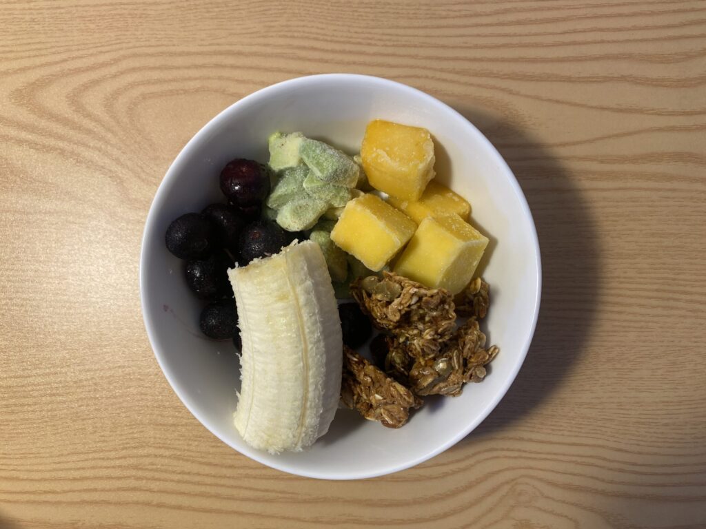 장 건강과 뇌 기능 최적화를 위한 브리짓 준의 바이오해킹 요거트 볼. 블루베리와 호두가 토핑된 신선한 그릭 요거트 이미지.