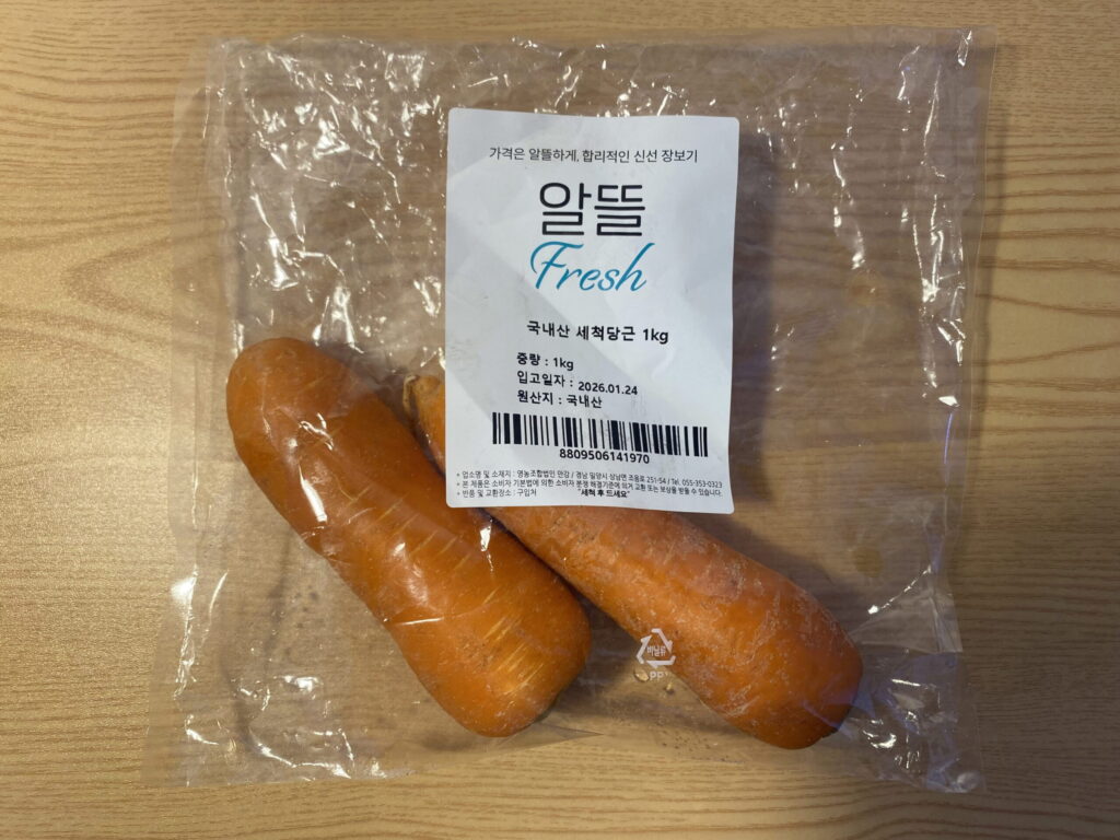 "브리짓 준의 코리안 바이오해킹 식재료 50선 인포그래픽. 김치, 들기름, 발아현미, 강냉이 등 뇌 기능 최적화와 항염을 위한 핵심 식재료 리스트."