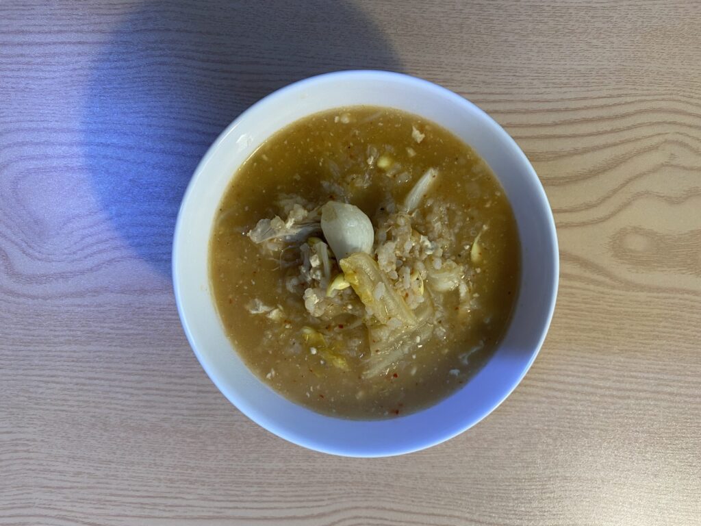 간 해독과 항염을 위한 브리짓 준의 콩나물 김치죽. 한국 전통 발효 과학을 적용한 바이오해킹 레시피 이미지.