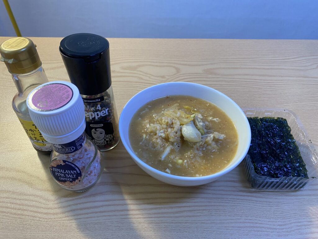 간 해독과 항염을 위한 브리짓 준의 콩나물 김치죽. 한국 전통 발효 과학을 적용한 바이오해킹 레시피 이미지.