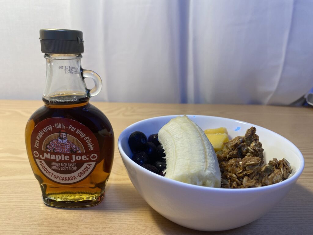 장 건강과 뇌 기능 최적화를 위한 브리짓 준의 바이오해킹 요거트 볼. 블루베리와 호두가 토핑된 신선한 그릭 요거트 이미지.