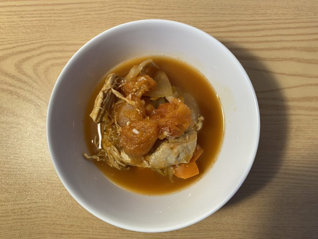 양배추, 브로콜리, 토마토가 듬뿍 들어간 브리짓 준의 항염 마녀스프. 세포 재생과 전신 해독을 위한 바이오해킹 식단을 상징하는 이미지.