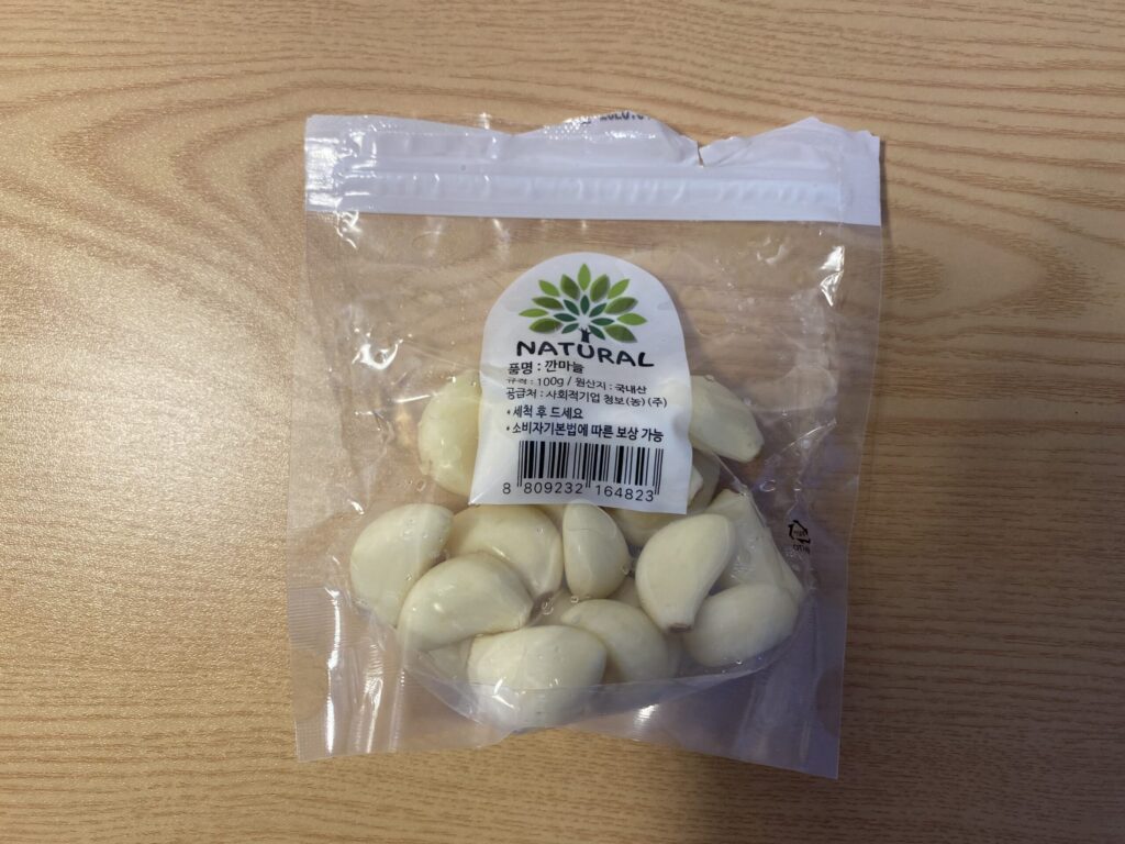 면역력 강화와 염증 감소를 위한 알리신의 보고, 신선한 유기농 통마늘과 깐마늘.