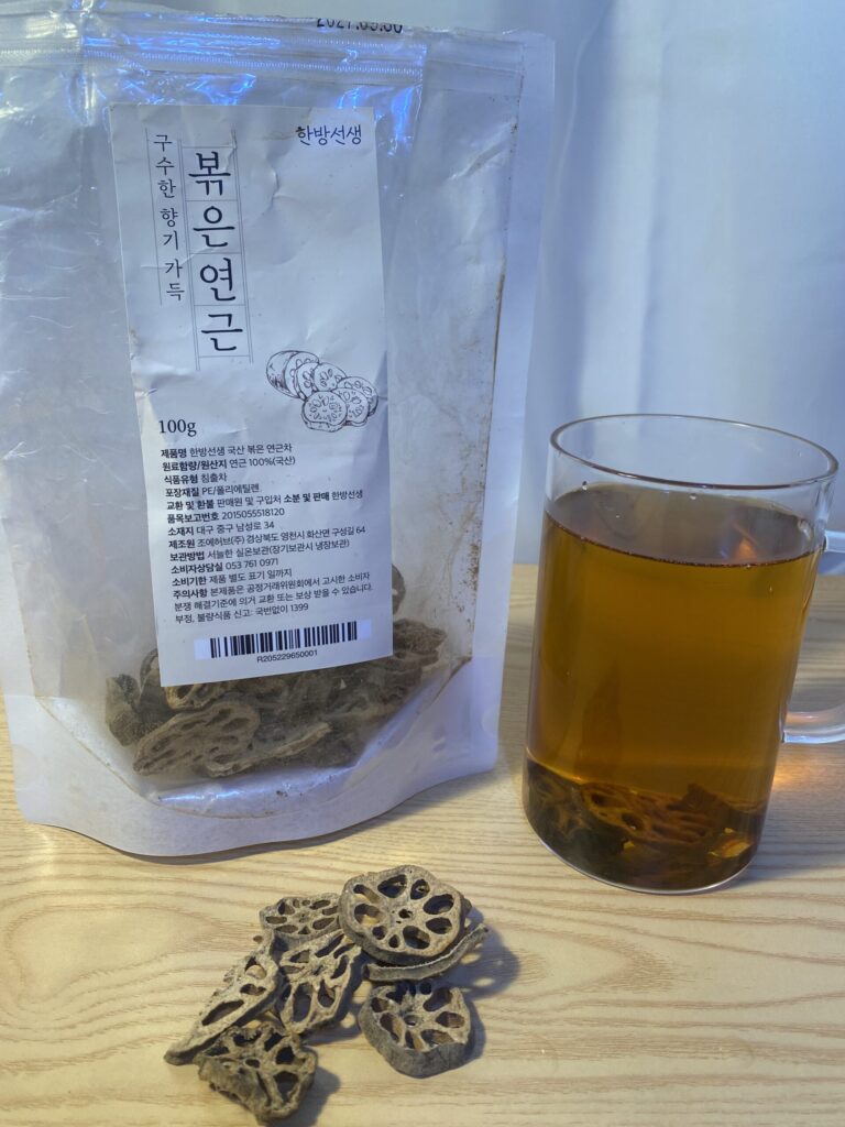 신장 디톡스에 최적화된 재료, 천연 구멍이 선명한 프리미엄 건조 연근 슬라이스 근접 촬영.