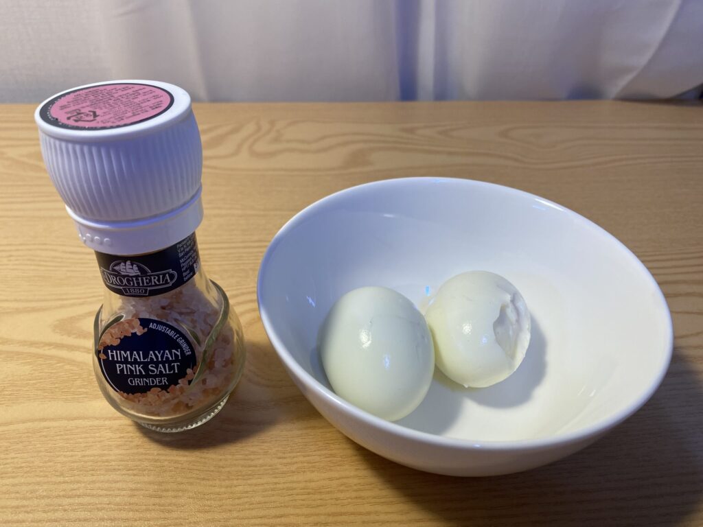 브리짓 준의 시그니처 두뇌 활성화 바이오해킹 아침 식사인 올리브오일과 핑크솔트를 뿌린 반숙란.