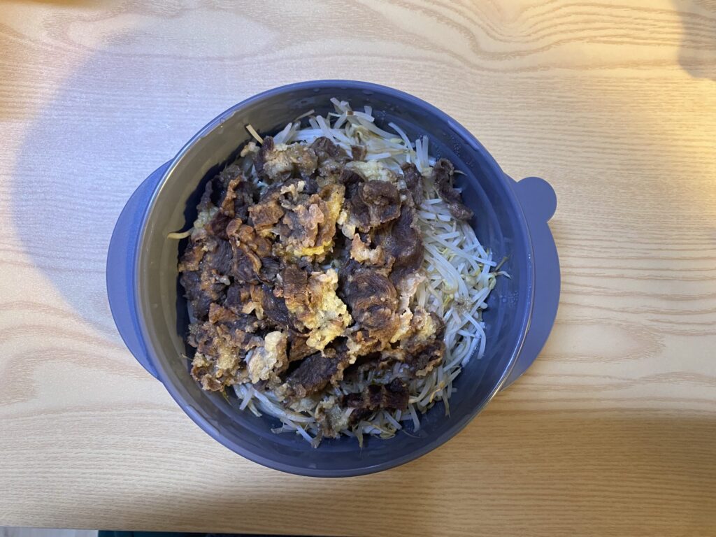 신선한 소고기 차돌박이와 아삭한 숙주나물이 어우러진 건강한 소고기 숙주찜 이미지.